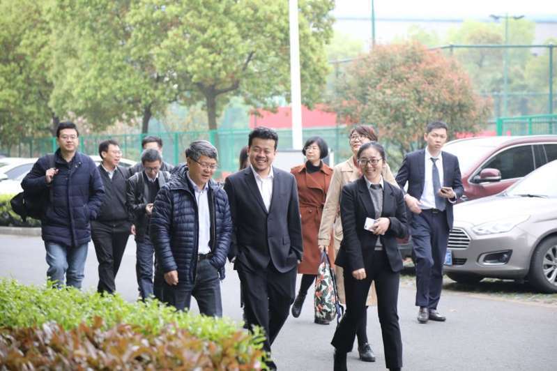 1——图为徐彬总经理陪同臧副校长（前左一）实地参观一景.JPG